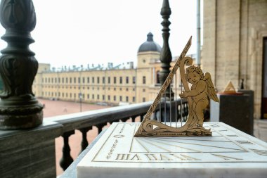 Güneş saati. Rus İmparator Paul tören alanı Gatchina sarayın Anıtı yanında yüklü.