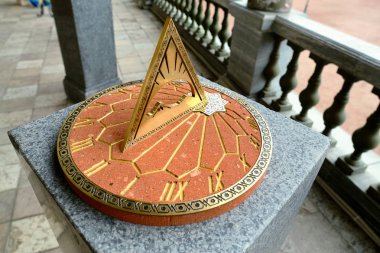 Güneş saati. Rus İmparator Paul tören alanı Gatchina sarayın Anıtı yanında yüklü.