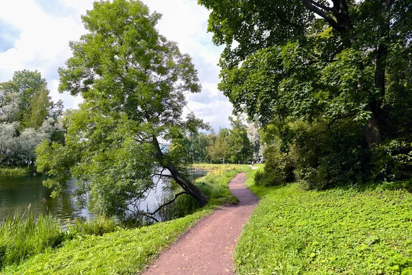 A festői kilátás Gatchina palota Park a gyönyörű természet és az építészet. Nyári táj a Gatchina, St. Petersburg, Oroszország. — Stock Fotó