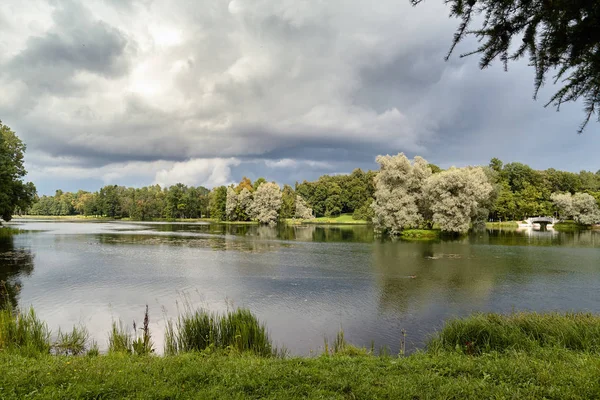 Güzel doğası ve mimari bir ısmarlayarak Gatchina Palace Park. Yaz peyzaj Gatchina, St. Petersburg, Rusya Federasyonu.