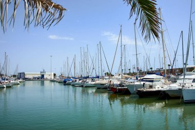 Tekne ve yat seaport Marina de Las Dunas, Guardamar del Segura, Alicante, İspanya parlak güneşli bir günde üzerinde.