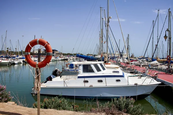 Barco e iate em um dia ensolarado brilhante no porto de Marina de las Dunas, Guardamar del Segura, Alicante, Espanha . — Fotografia de Stock