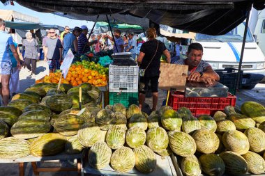 El Raso, Alicante, İspanya - 2 Temmuz 2016: Farklı insanlar alıcı ve satıcı kırsal piyasada, Mercadillo de Campo de Guardamar.