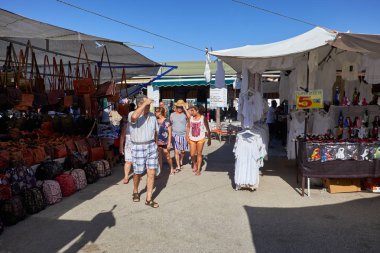 El Raso, Alicante, İspanya - 2 Temmuz 2016: Farklı insanlar alıcı ve satıcı kırsal piyasada, Mercadillo de Campo de Guardamar.