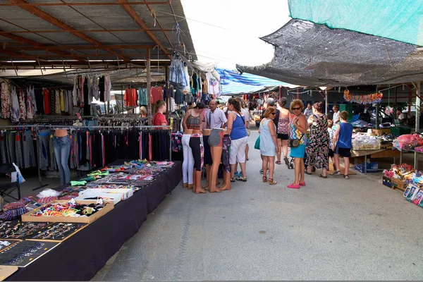 El Raso, Alicante, İspanya - 2 Temmuz 2016: Farklı insanlar alıcı ve satıcı kırsal piyasada, Mercadillo de Campo de Guardamar.
