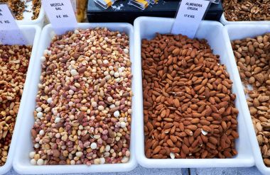 Pazar pazarı İspanya, Mercadillo de satışa lezzetli fındık farklı türde Campo de Guardamar