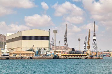 Seaport Cartagena, İspanya. Cartagena Tersaneler, deniz Vinçler, deniz.