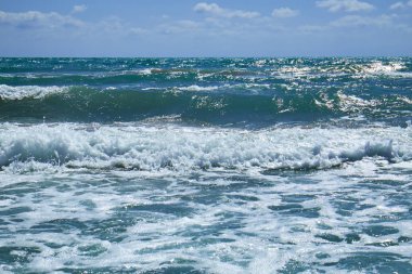 Akdeniz güneşli bir yaz azgın dalgalar ile. Valencia, Alicante, Spain.ean