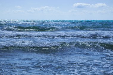 Akdeniz güneşli bir yaz azgın dalgalar ile. Valencia, Alicante, Spain.ean