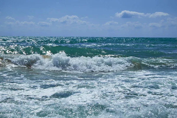 The Mediterranean Sea with raging waves on a summer sunny day. Valencia, Alicante, Spain.ean — Stock Photo, Image