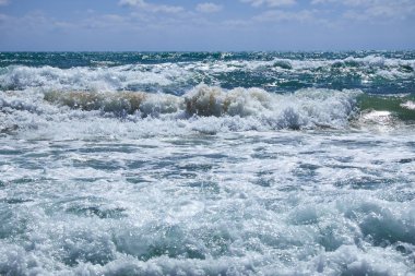 Akdeniz güneşli bir yaz azgın dalgalar ile. Valencia, Alicante, Spain.ean