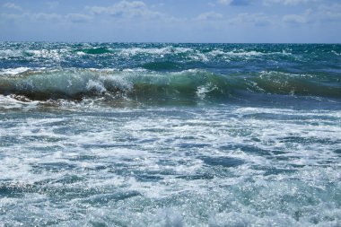 Akdeniz güneşli bir yaz azgın dalgalar ile. Valencia, Alicante, Spain.ean