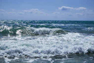 Akdeniz güneşli bir yaz azgın dalgalar ile. Valencia, Alicante, Spain.ean