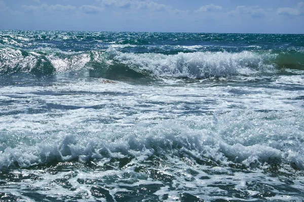 Mar Mediterrâneo com ondas furiosas em um dia ensolarado de verão. Valência, Alicante, Espanha.ean — Fotografia de Stock