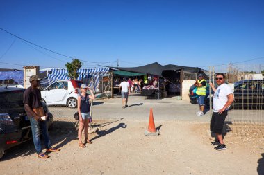 El Raso, Alicante, İspanya - 2 Temmuz 2016: Yerel pazar ürünleri, giyim ve çeşitli şeyler girişi. Mercadillo de Campo de Guardamar.