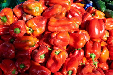 Dolmalık biber çiftlik. Çeşitli sebze ve meyve Pazar günü Pazar İspanya'da, Mercadillo de Campo de Guardamar.