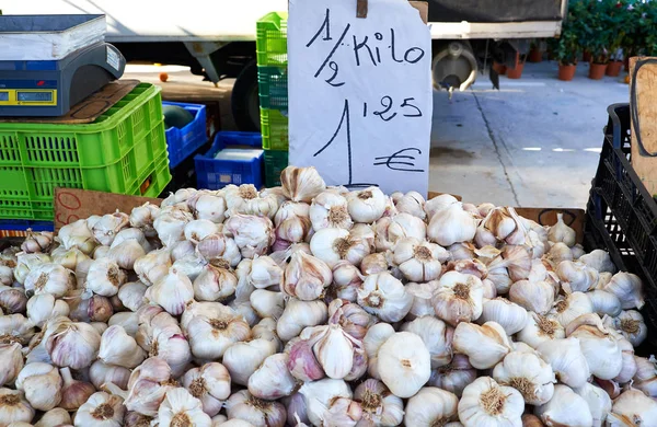 Taze çiftlik sarımsak. Çeşitli sebze ve meyve Pazar günü Pazar İspanya'da, Mercadillo de Campo de Guardamar.