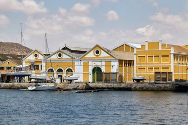 Sarı binalar, girişinde kapalı askeri bölge. Port yakınındaki açık bir alanda bulunmaktadır. Cartagena, İspanya.