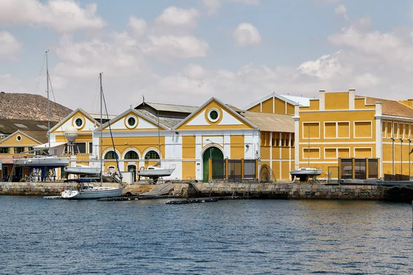 Sarı binalar, girişinde kapalı askeri bölge. Port yakınındaki açık bir alanda bulunmaktadır. Cartagena, İspanya.