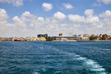 Sarı binalar, girişinde kapalı askeri bölge. Port yakınındaki açık bir alanda bulunmaktadır. Deniz kenti. Cartagena, İspanya.