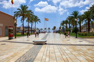 Cartagena, İspanya - 13 Temmuz 2016: tarihi merkezi Cartagena, mağazalar, restoranlar ve barlar için turist kalabalığından burada arıyorsanız bir sokak görünümü.