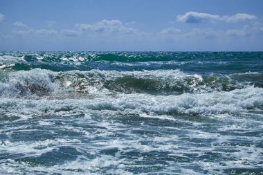 Akdeniz güneşli bir yaz azgın dalgalar ile. Valencia, Alicante, Spain.ean