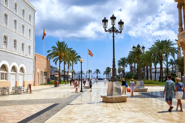 Cartagena, İspanya - 13 Temmuz 2016: tarihi merkezi Cartagena, mağazalar, restoranlar ve barlar için turist kalabalığından burada arıyorsanız bir sokak görünümü.