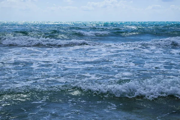 The Mediterranean Sea with raging waves on a summer sunny day. Valencia, Alicante, Spain.ean — Stock Photo, Image