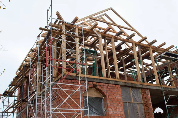 Building Attic Interior. Wooden Roof Frame House Construction. Roofing Construction Indoor. — Stock Photo, Image