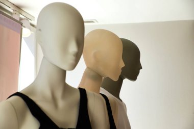 Üst kısmındaki yapay aydınlatma altında üç kadın aptallar. Sığ derinlik-in tarla. Farklı renkteki mankenler. Orihuela, La Zenia. İspanya.