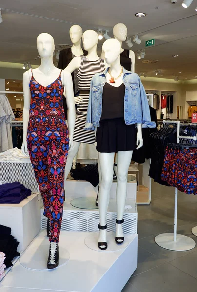 Vijf witte vrouwelijke mannequins in zomer kleding op het podium. Orihuela, La Zenia. Spanje. — Stockfoto