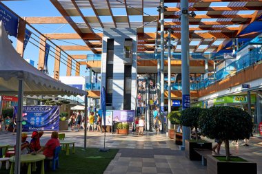 Torrevieja, İspanya - 6 Temmuz 2016: Habaneras Alışveriş Merkezi, görünümü içinde. Alicante il.