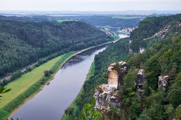 Una pintoresca vista del río Elba y las ciudades cercanas desde el punto de observación Bastei, Alemania Fotos De Stock Sin Royalties Gratis