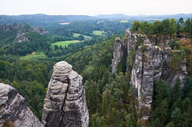 Bastei Neurathen kale kalıntıları çevresinde İsviçre Saksonya kayalarda. Almanya.