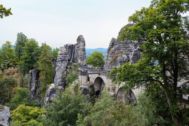Bastei Neurathen kale kalıntıları çevresinde İsviçre Saksonya kayalarda. Almanya.