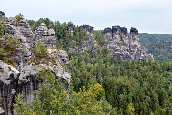 Bastei Neurathen kale kalıntıları çevresinde İsviçre Saksonya kayalarda. Almanya.