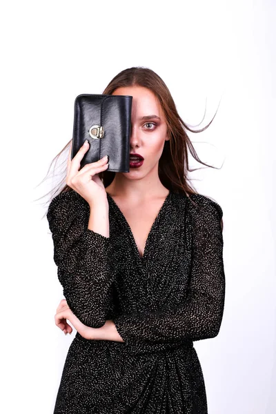 Bir çanta ile sürpriz genç kadın