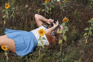 güzel genç kız fotoğrafçı ile doğa fotoğraf makinesi