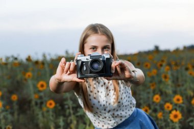 güzel genç kız fotoğrafçı ile doğa fotoğraf makinesi