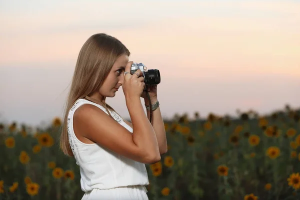 自然の写真カメラと美しい少女の写真家 — ストック写真