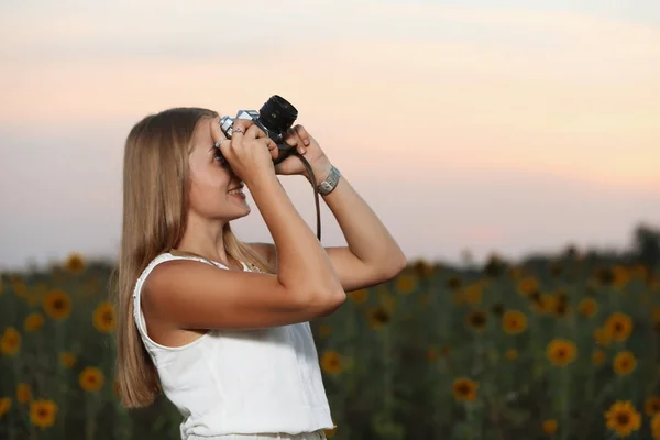 自然の写真カメラと美しい少女の写真家 — ストック写真