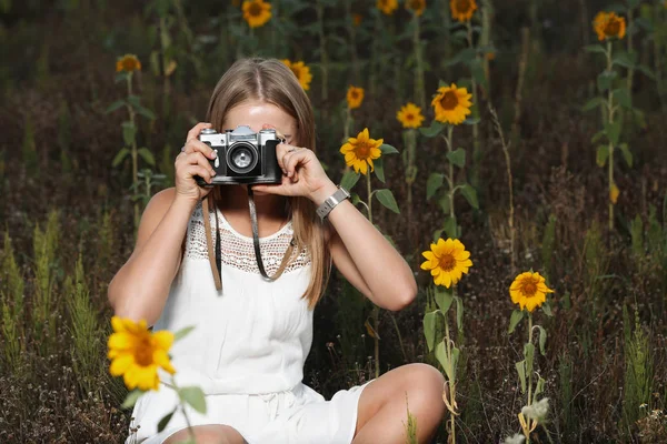 Beautiful Young Girl Photographer Photo Camera Nature — Stock Photo, Image