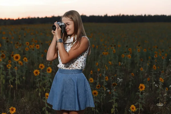 Hermosa Joven Fotógrafo Con Cámara Fotos Naturaleza — Foto de Stock