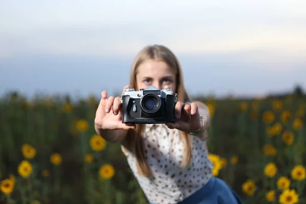 Güzel Genç Kız Fotoğrafçı Ile Doğa Fotoğraf Makinesi — Stok fotoğraf