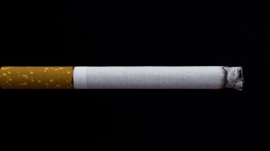 Sigara portre, makro, karanlık bir arka plan üzerinde