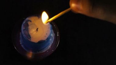 Mum ışıkları karanlık bir arka plan üzerinde