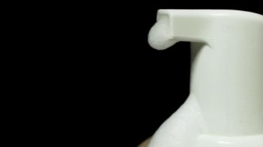 Dağıtıcı, closeup koyu arka plan üzerinde kullanma