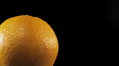 Büyük juiced turuncu, koyu arka plan üzerinde makro spin
