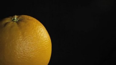Büyük juiced turuncu, koyu arka plan üzerinde makro spin