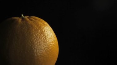 Büyük juiced turuncu, koyu arka plan üzerinde makro spin
